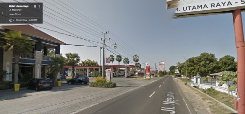 Restoran Utama Raya, Paiton. Ada SPBU, mini market, villa, mushola (Gambaran di siang hari)